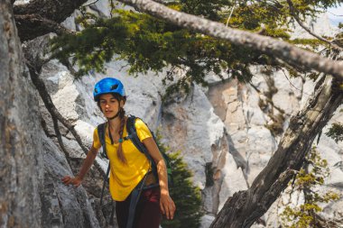 Dağcı kayalık tepe boyunca gider. Dağlara tırmanan bir kız. Macera konsepti ve dağlarda yürüyüş. Türkiye.