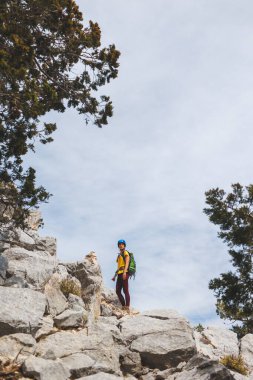 Dağlık bir arazisi ve ön planda sırt çantalı bir turisti olan muhteşem bir manzara. Dağcılık ve tırmanma. Dağlarda macera.