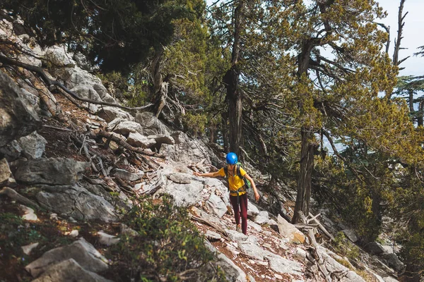 Альпинист Идет Вдоль Скалистого Хребта Девушка Лазающая Горам Концепция Приключений — стоковое фото