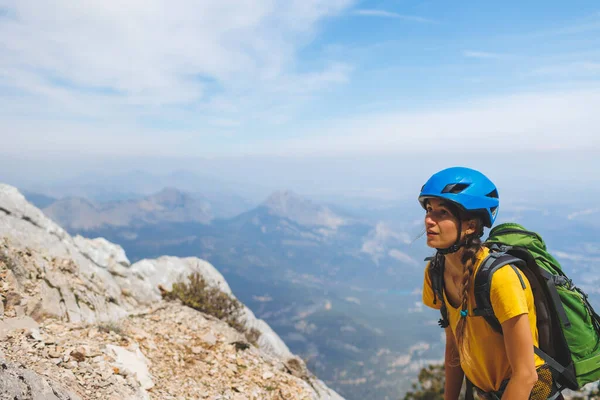 Grimpeur Avec Sac Dos Casque Tient Sommet Montagne Une Alpiniste — Photo