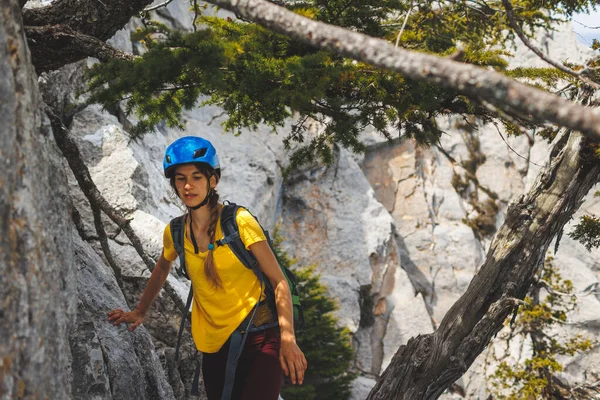 Climber Goes Rocky Ridge Girl Climbing Mountains Concept Adventure Hiking — Stock Photo, Image