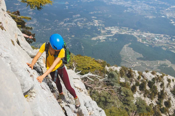 Climber Backpack Helmet Goes Mountain Path Mountains Girl Climber Mountains — Stock Photo, Image