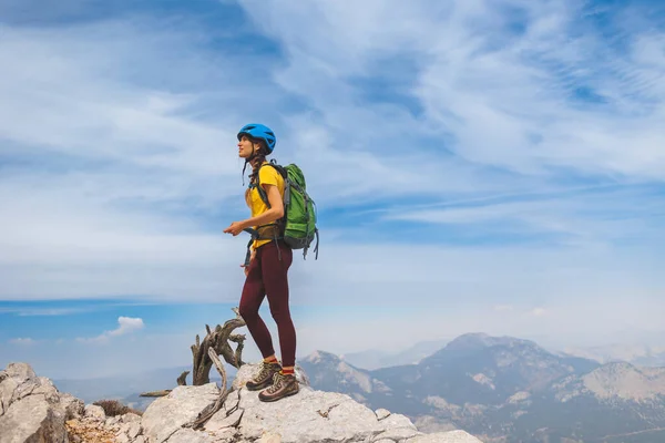 Bergsteiger Mit Rucksack Und Helm Begibt Sich Auf Einen Bergpfad — Stockfoto