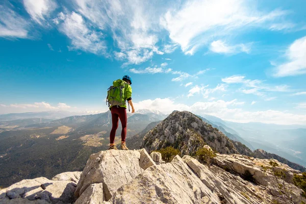 Mujer Escaladora Con Una Mochila Casco Las Montañas Una Chica — Foto de Stock