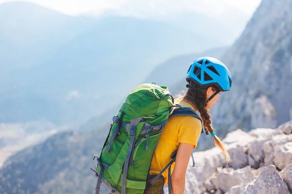 Girl Climbing Rock Woman Climber Backpack Helmet Mountains Adventure Mountaineering — Stock Photo, Image
