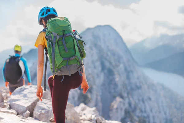Κορίτσι Σκαρφαλώνει Στον Βράχο Γυναίκα Ορειβάτης Σακίδιο Και Κράνος Στα — Φωτογραφία Αρχείου