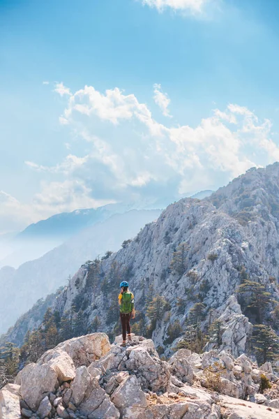 Kız Kayaya Tırmanıyor Sırt Çantası Dağlarda Miğferi Olan Bir Kadın — Stok fotoğraf