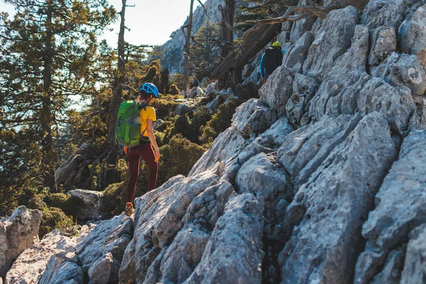 Chica Está Escalando Roca Mujer Escaladora Con Una Mochila Casco — Foto de Stock