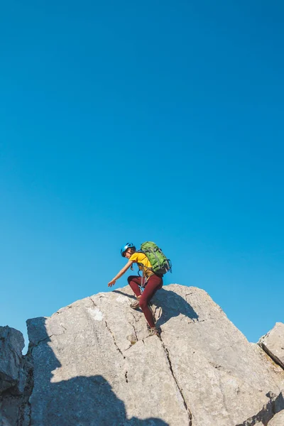 Chica Está Escalando Roca Mujer Escaladora Con Una Mochila Casco — Foto de Stock