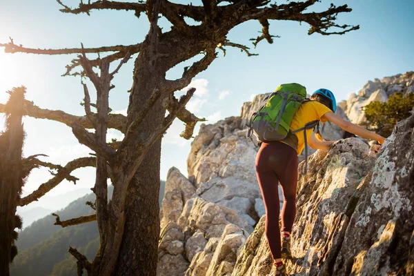 Alpinista Vai Longo Cume Rochoso Rapariga Subir Nas Montanhas Conceito — Fotografia de Stock