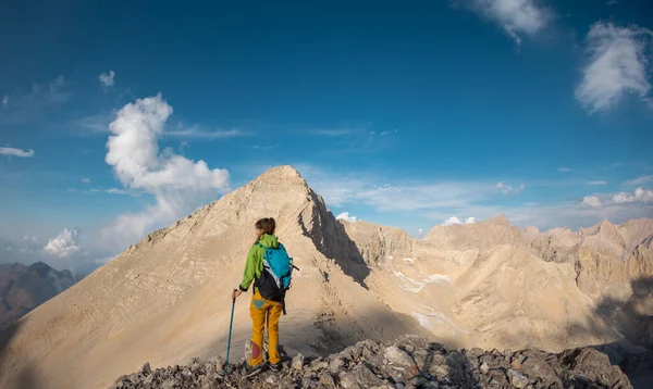 在山上远足 一个背着背包的女孩走在山路上 冒险在山上爬山 自由和冒险的概念 — 图库照片