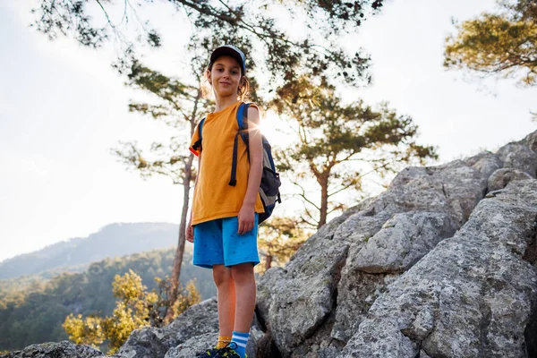 Podróżujące Dziecko Turysta Plecakiem Stoi Ścieżce Górskiej Patrzy Góry Turystyka — Zdjęcie stockowe