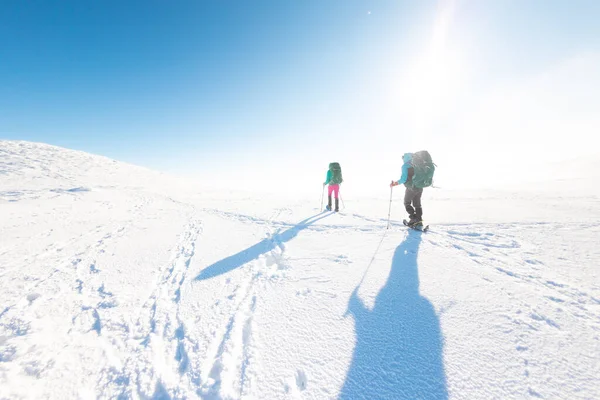 Δύο Τουρίστες Στα Χειμερινά Βουνά Χιονοπέδιλα Περιπέτεια Στα Βουνά — Φωτογραφία Αρχείου