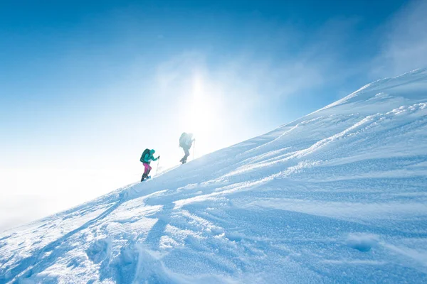 Escalando Uma Montanha Coberta Neve Duas Mulheres Trekking Inverno Escaladores — Fotografia de Stock