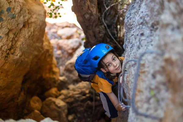 Kasklı Sırt Çantalı Bir Çocuk Dağlarda Çocuk Tatilde Çocuk Taşlara — Stok fotoğraf