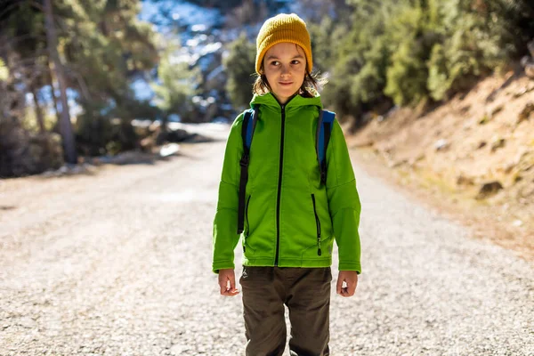 Chlapec Batohem Lese Dítě Stojí Uprostřed Cesty Lese Ano Pěší — Stock fotografie