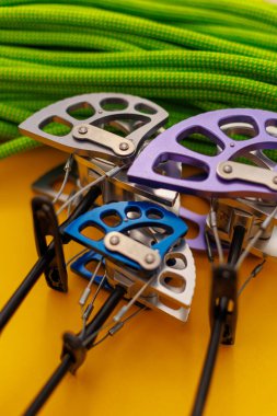 tırmanma ekipmanı. Camalot ve ip. Dağcılık sırasında sigorta düzenlemek için gerekli ekipman. dağcılık ve tırmanma.