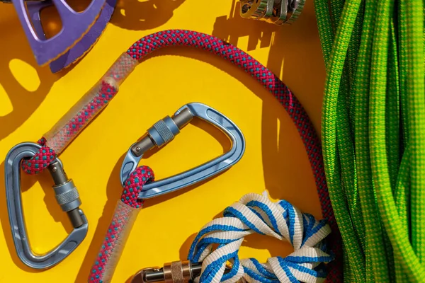 Bergsteigerausrüstung Grüne Seile Und Sportgeräte Für Die Sicherheit Den Bergen — Stockfoto