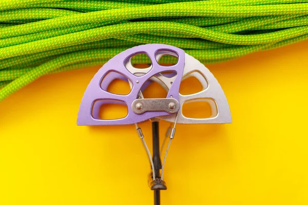 Kletterausrüstung Camalot Und Seil Ausrüstung Für Die Organisation Von Versicherungen — Stockfoto