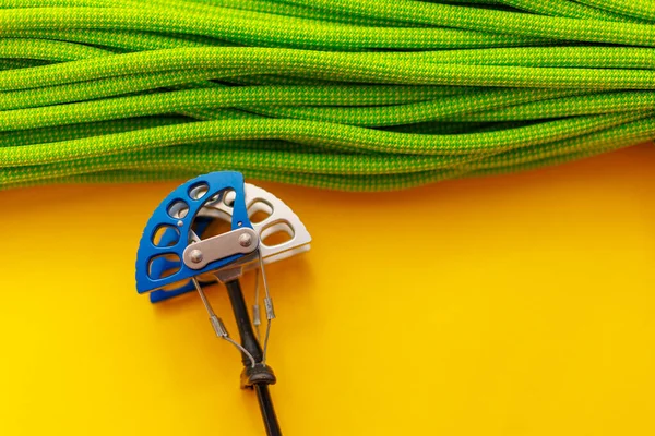 Kletterausrüstung Camalot Und Seil Ausrüstung Für Die Organisation Von Versicherungen — Stockfoto
