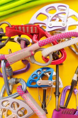 tırmanma ekipmanı. Camalot. Dağcılık sırasında sigortanın düzenlenmesi için ekipman.