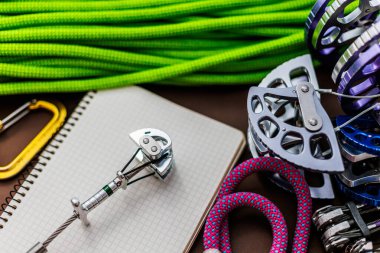 Defter ve tırmanma ekipmanları yolculuğa hazırlanıyor. Karabina ve ip..