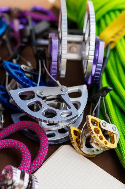 Defter ve tırmanma ekipmanları yolculuğa hazırlanıyor. Karabina ve ip..