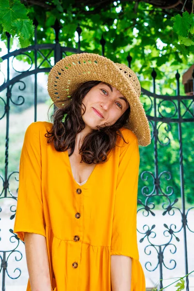 Joven Hermosa Chica Sombrero Vestido Amarillo Sonríe Cámara Primer Plano —  Fotos de Stock