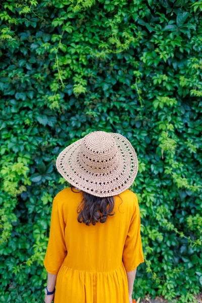 Menina Jovem Chapéu Vestido Amarelo Está Contra Uma Parede Com — Fotografia de Stock