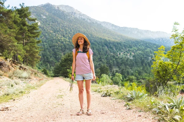 Hátizsákos Lány Élvezi Utazást Utazó Áll Úton Erdőben Hátterében Hegyek — Stock Fotó