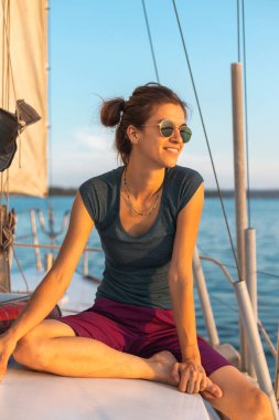 Genç bir kızın portresi. Yatta dinlenen güzel bir kız. Seyahat ve yat konsepti