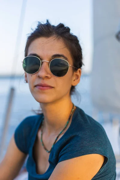 Porträtt Flicka Solglasögon Sitter Yacht Begreppet Semester Och Resor — Stockfoto