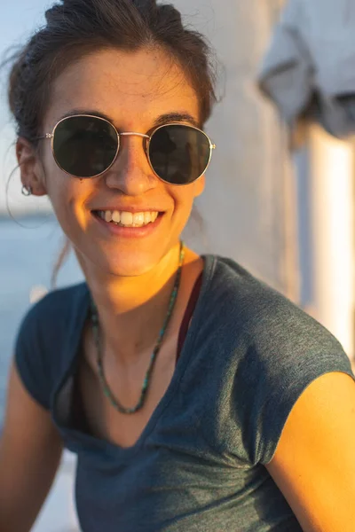 Boldog Mosolygós Portré Egy Gyönyörű Fiatal Lány Napszemüvegben Egy Jachton — Stock Fotó
