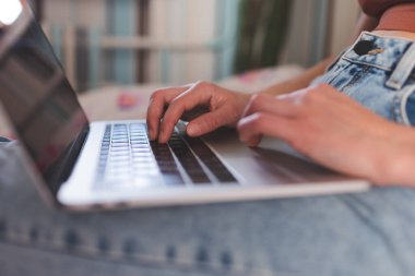 Evden çalışan bir kız, dizüstü bilgisayarda elleri yakın çekim yapan bir kadın, bir kanepede dizüstü bilgisayarla oturan bir kadın.