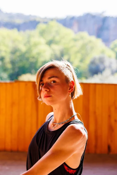 Mujer Yoga Joven Está Haciendo Yoga Chica Hace Una Inclinación —  Fotos de Stock