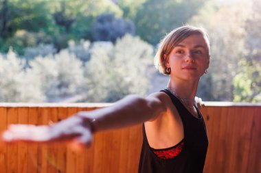 Kız yoga yapıyor. Genç atletik kadın antrenör yoga eğitmeni bireysel antrenman yapıyor. Denge pozisyonu, modern spor salonu, sağlıklı yaşam tarzı konsepti. Doğada spor