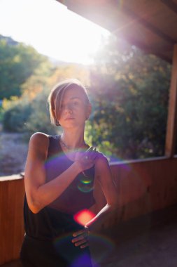 Yakın plan. Yogadan sonra kısa saçlı ve boynunda mücevherlerle çekici bir genç kızın portresi. Sokakta yoga dersleri. sağlık ve güç kavramı.