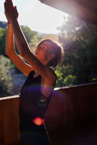 Giovane Allenatrice Atletica Praticante Istruttore Yoga Individuale Workout Balancing Posa — Foto Stock