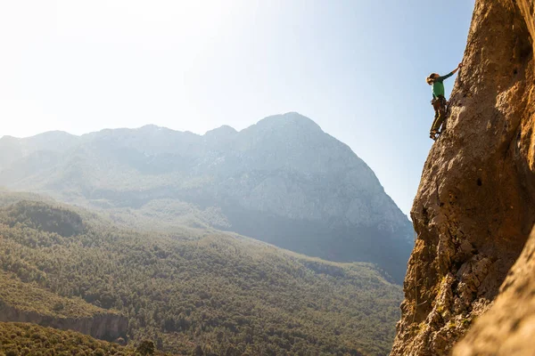 Girl Climbs Rock Rock Climbing Turkey Sports Girl Engaged Rock — Stockfoto