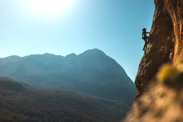 Girl Climbs Rock Rock Climbing Turkey Sports Girl Engaged Rock — Stockfoto