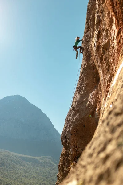 Girl Climbing Rocks Rock Climbin — Stock Photo, Image