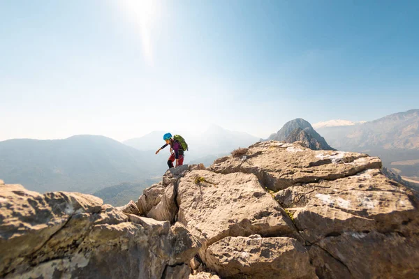 Junges Bergsteigermädchen Mit Helm Und Rucksack Wandert Entlang Einer Bergkette — Stockfoto