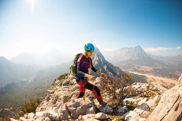 소녀는 헬멧을 등산을 배낭을 산등성 이를따라 등산을 오르고 등산을 — 스톡 사진