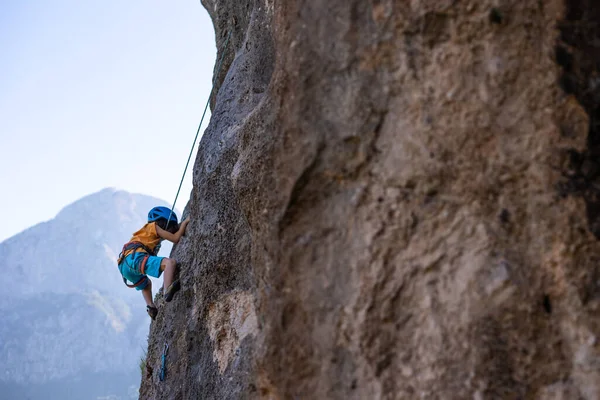 Çocuk Kaya Tırmanışı Çocuk Dağların Arka Planına Karşı Bir Kayaya — Stok fotoğraf
