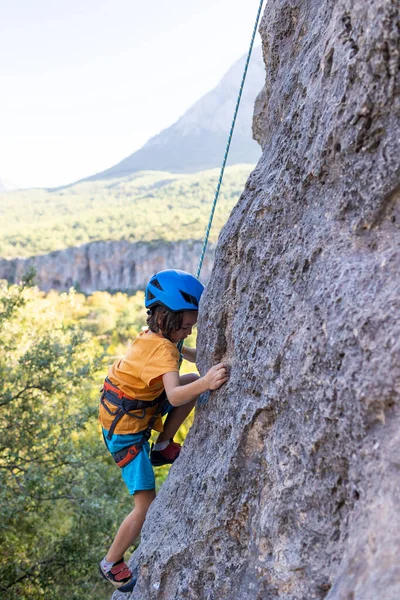 Wspinaczkowy Chłopcze Dziecko Trenuje Wspinaczkę Skalną Sport Przyrodzie — Zdjęcie stockowe