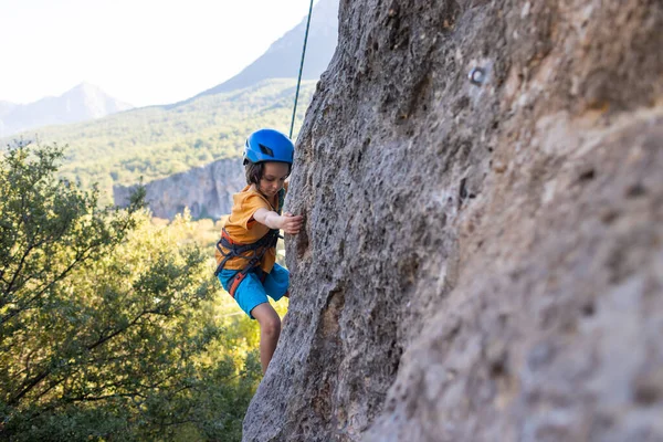 Escalade Pour Enfants Garçon Grimpe Rocher Sur Fond Montagnes Passe — Photo