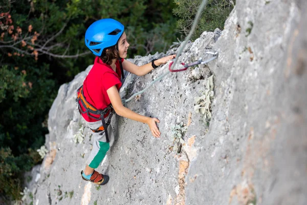 Rapaz Alpinista Criança Treina Escalada Esportes Natureza — Fotografia de Stock