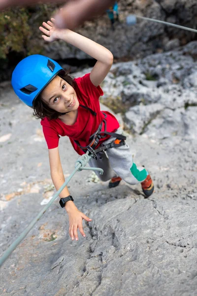 Dziecięcy Alpinista Przybija Piątkę Przejściu Przez Tor Sport Aktywność Dzieci — Zdjęcie stockowe