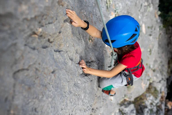 Mavi Koruyucu Kasklı Çocuk Kaya Tırmanışçısı Dağlardaki Yolu Aşıyor Doğadaki — Stok fotoğraf