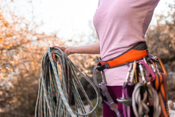 クライミング後に登山巻きロープ ハーネスや登山機器のロッククライマーのクローズアップ屋外 — ストック写真
